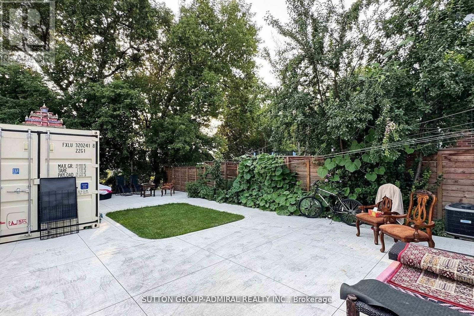 












14 SPEARS STREET

,
Toronto (Rockcliffe-Smythe),




Ontario
M6N3X7

