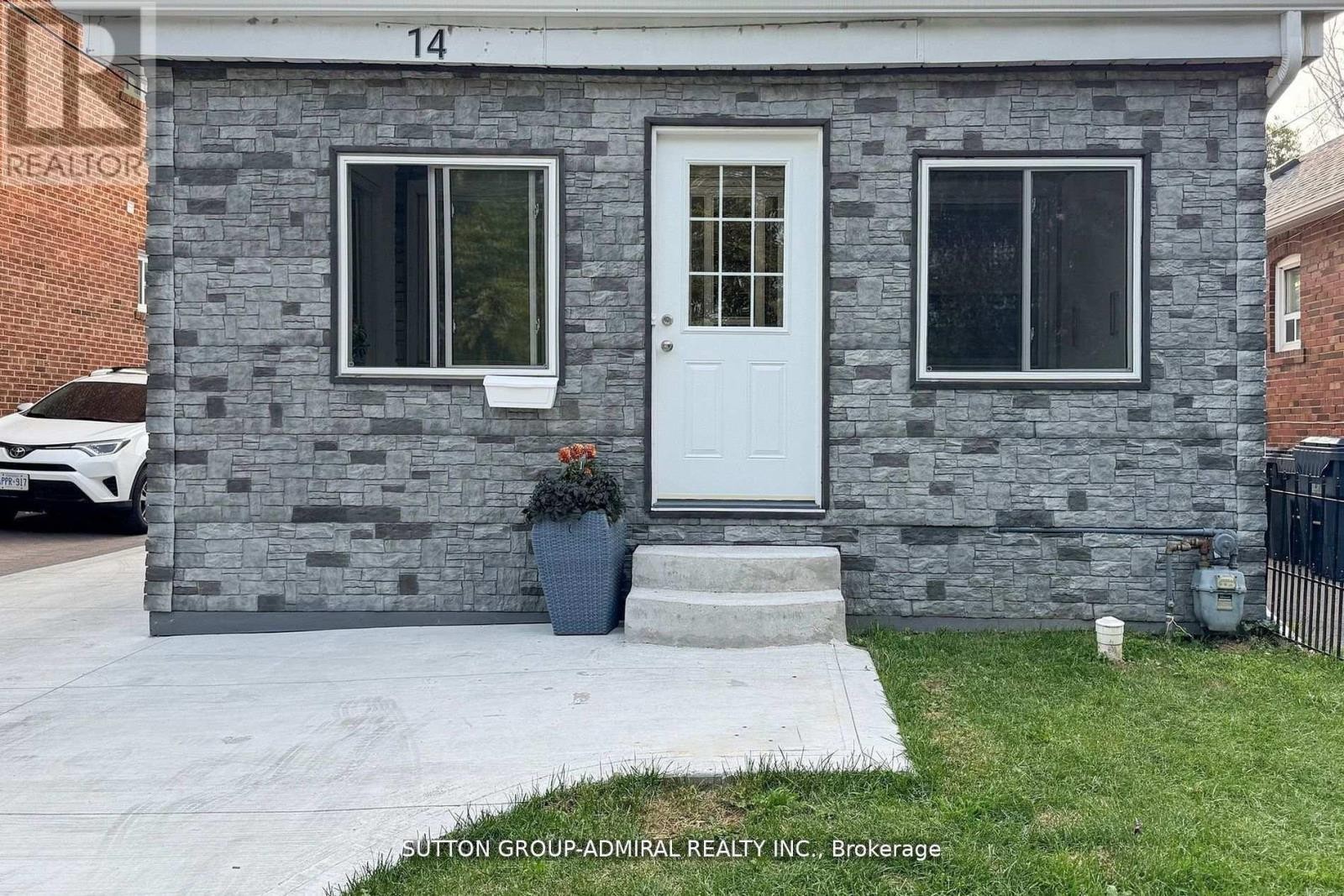 












14 SPEARS STREET

,
Toronto (Rockcliffe-Smythe),




Ontario
M6N3X7

