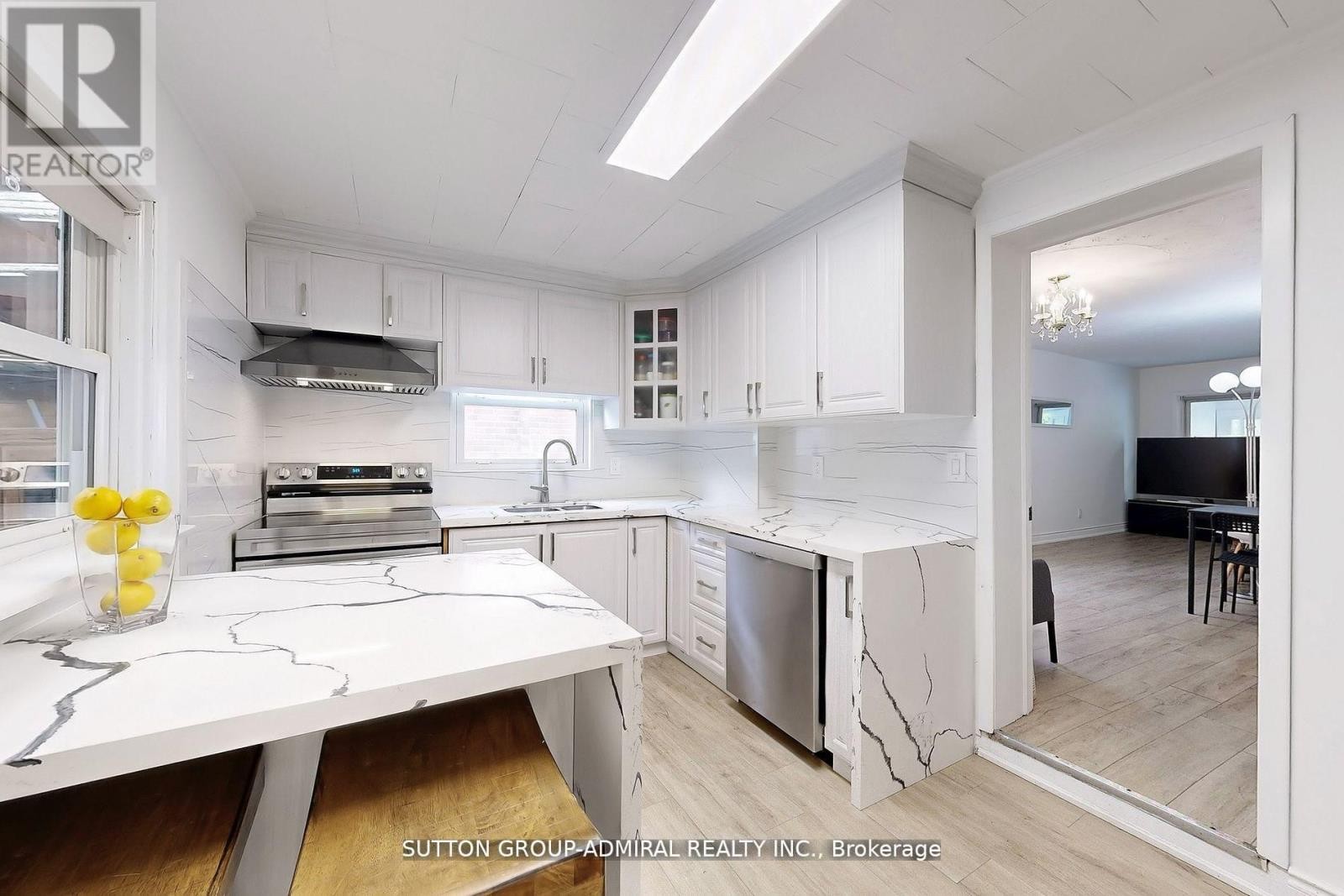 












14 SPEARS STREET

,
Toronto (Rockcliffe-Smythe),




Ontario
M6N3X7

