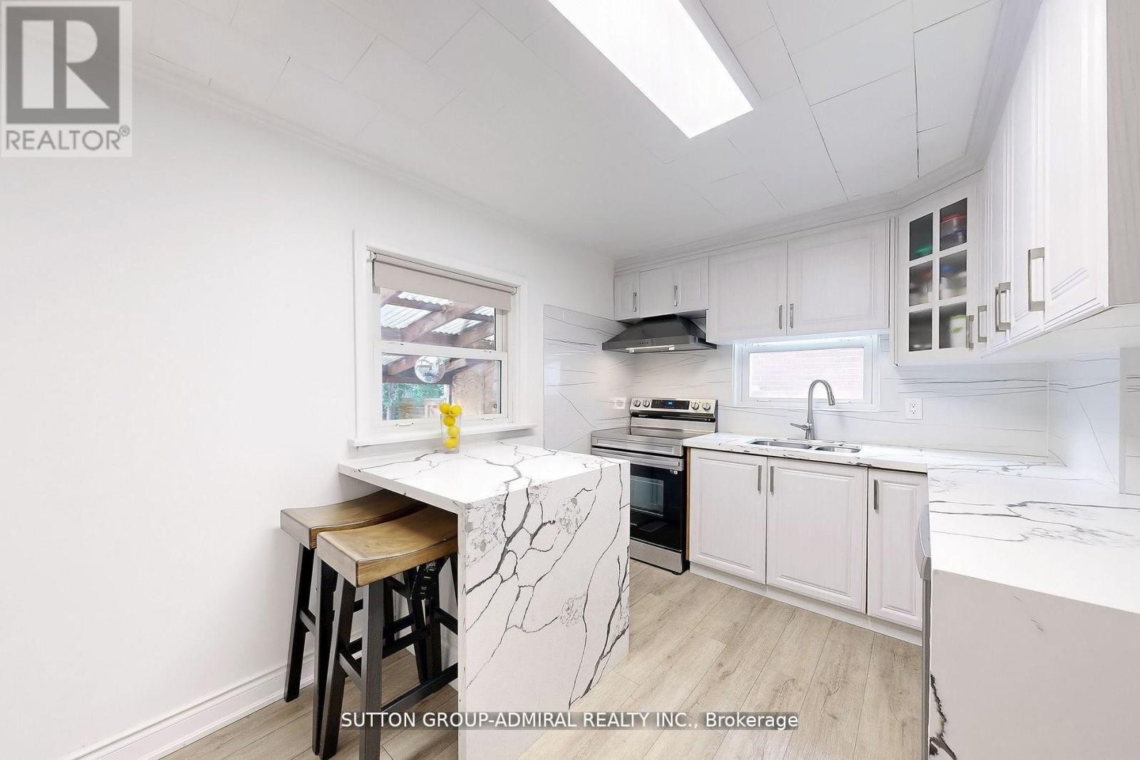 












14 SPEARS STREET

,
Toronto (Rockcliffe-Smythe),




Ontario
M6N3X7


