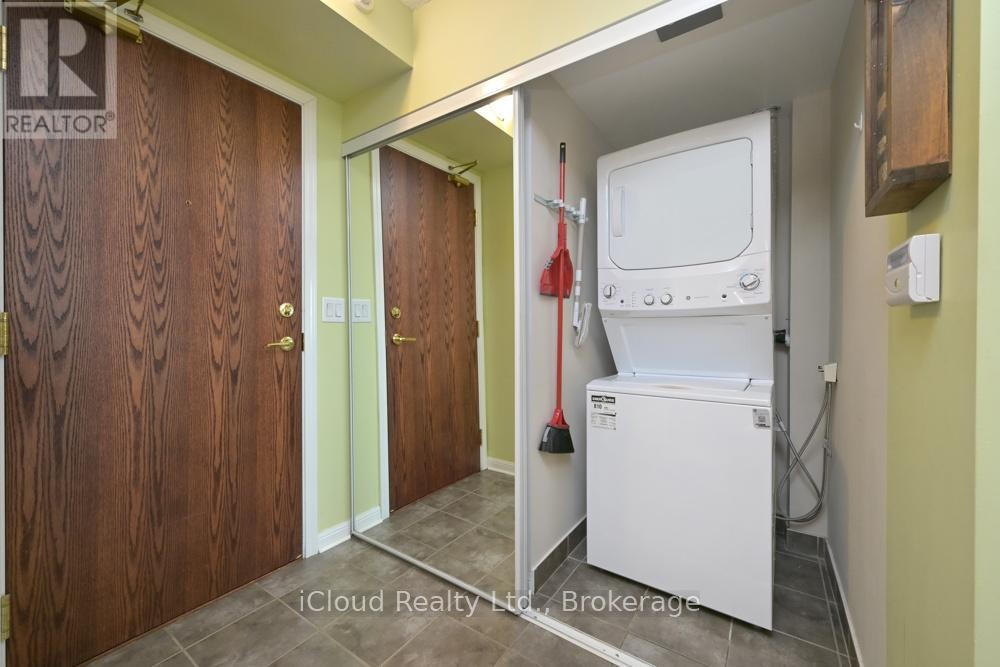 












301 - 65 VIA ROSEDALE

,
Brampton (Sandringham-Wellington),




Ontario
L6R3N8

