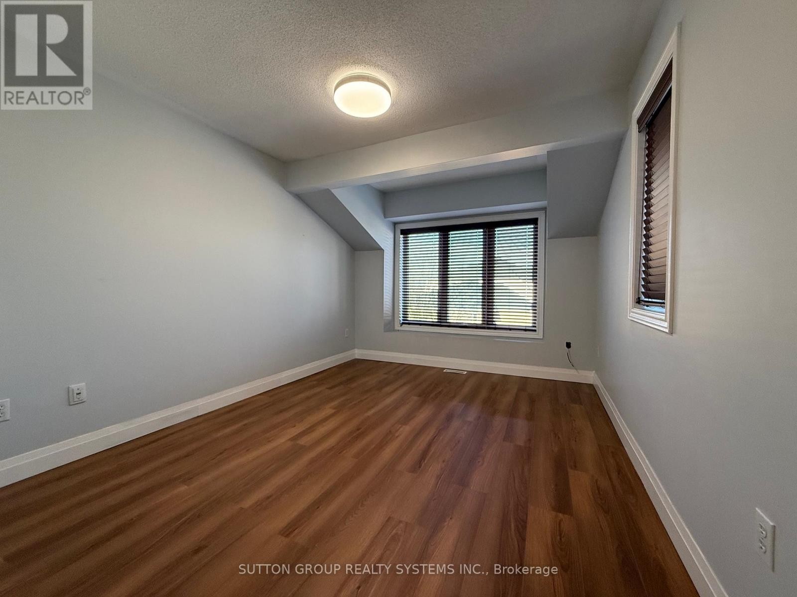 












255 - 60 BARONDALE DRIVE

,
Mississauga (Hurontario),




Ontario
L4Z3N8

