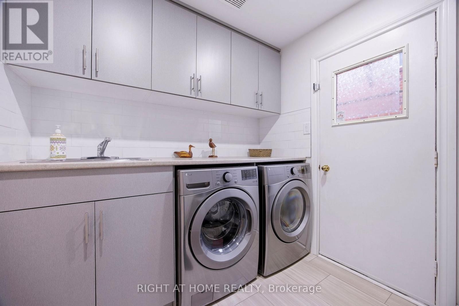 












12 ESKER DRIVE

,
Brampton (Heart Lake East),




Ontario
L6Z3C5

