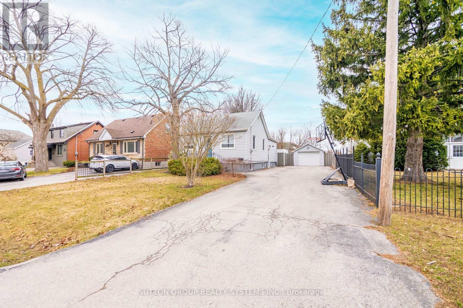 












2399 GLENWOOD SCHOOL DRIVE

,
Burlington (Freeman),




Ontario
L7R3R9

