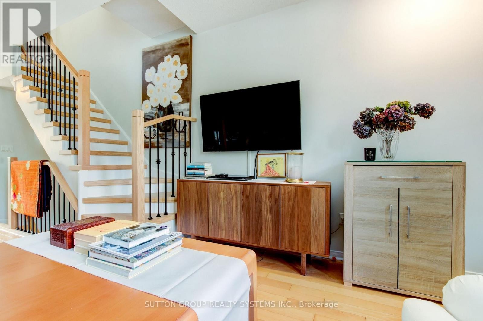 












85 - 119B THE QUEENSWAY

,
Toronto (High Park-Swansea),




Ontario
M6S5B7

