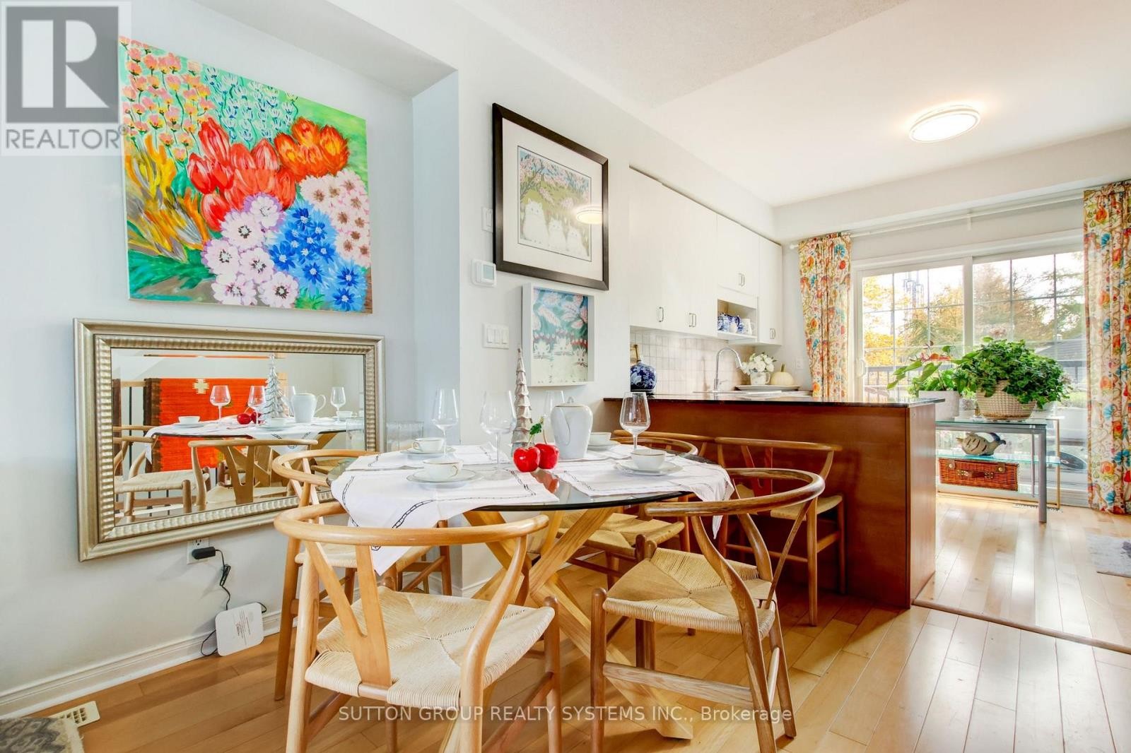 












85 - 119B THE QUEENSWAY

,
Toronto (High Park-Swansea),




Ontario
M6S5B7

