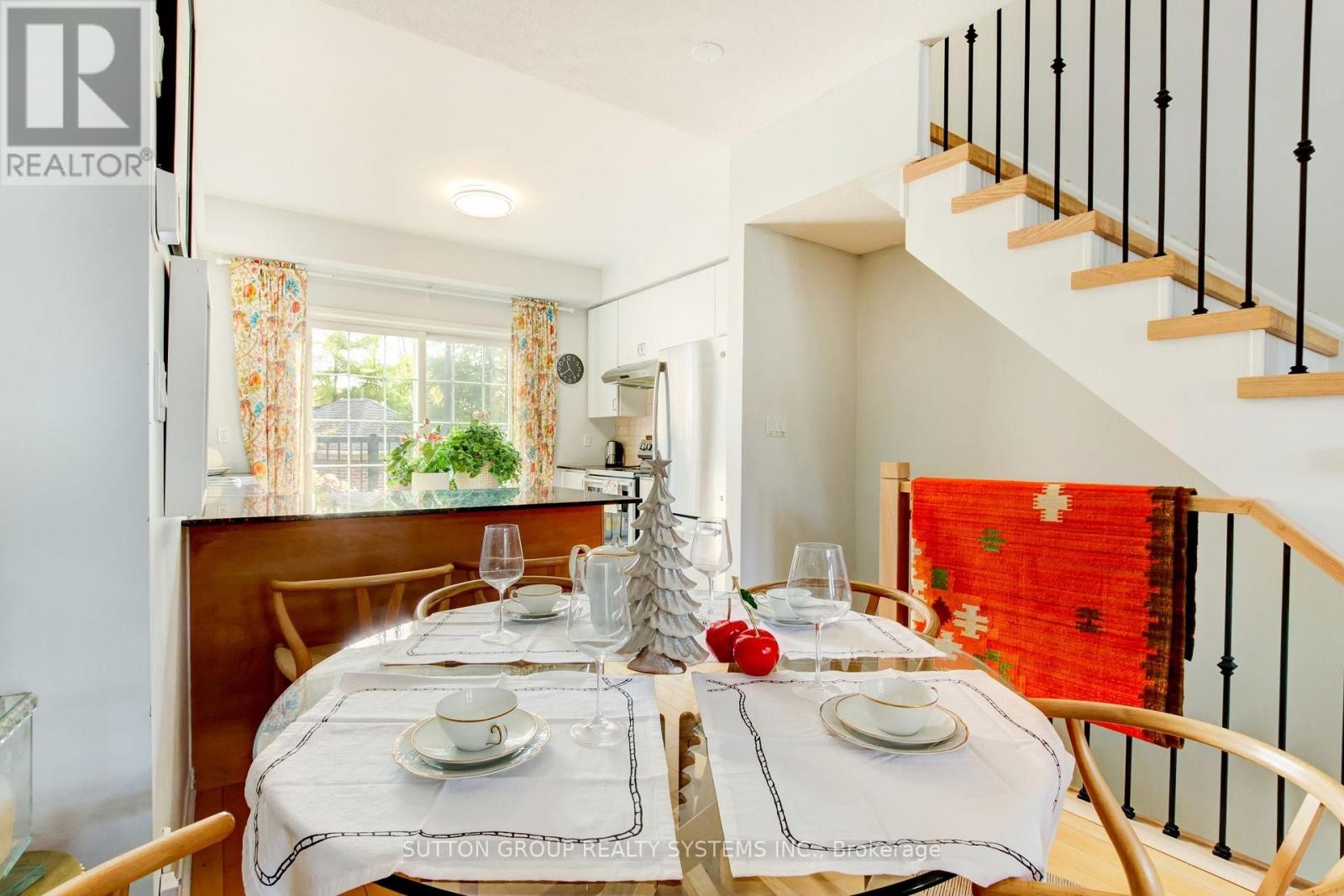 












85 - 119B THE QUEENSWAY

,
Toronto (High Park-Swansea),




Ontario
M6S5B7

