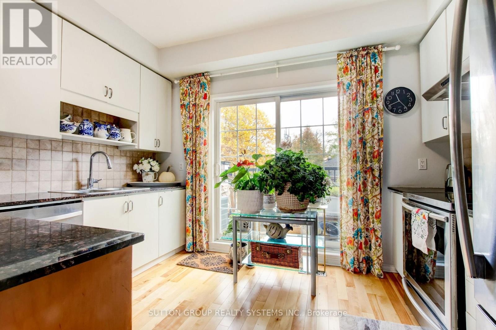 












85 - 119B THE QUEENSWAY

,
Toronto (High Park-Swansea),




Ontario
M6S5B7

