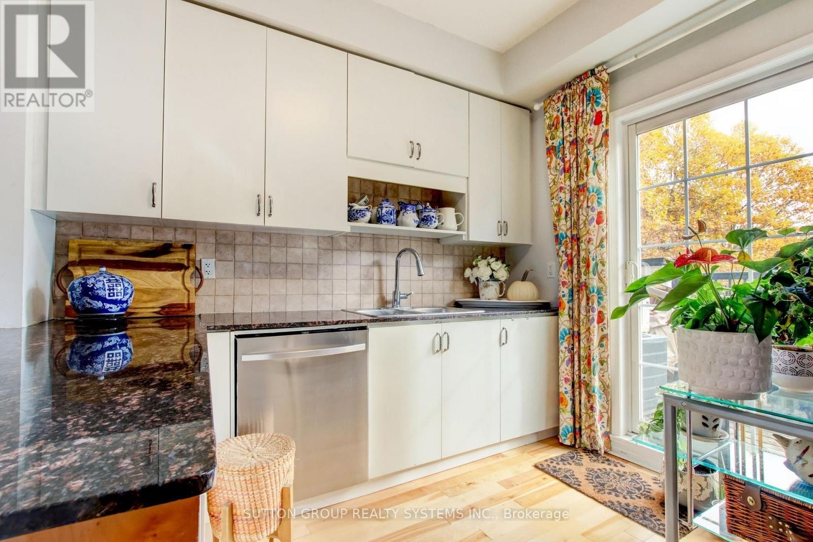 












85 - 119B THE QUEENSWAY

,
Toronto (High Park-Swansea),




Ontario
M6S5B7

