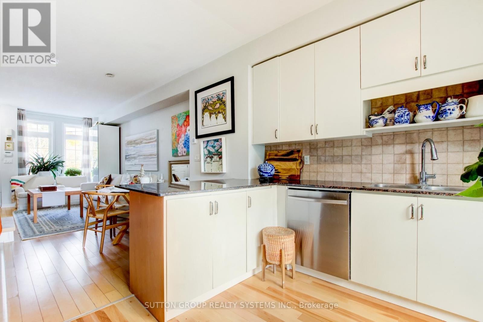 












85 - 119B THE QUEENSWAY

,
Toronto (High Park-Swansea),




Ontario
M6S5B7

