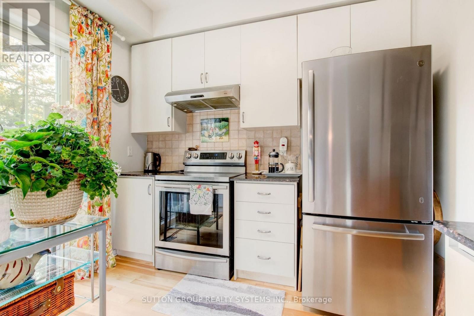 












85 - 119B THE QUEENSWAY

,
Toronto (High Park-Swansea),




Ontario
M6S5B7

