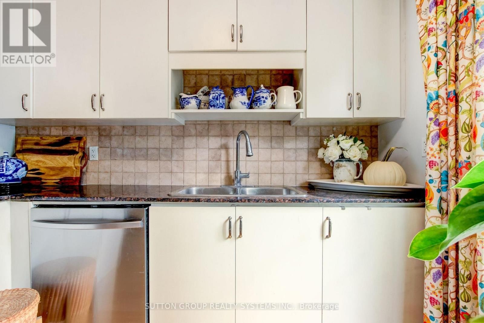 












85 - 119B THE QUEENSWAY

,
Toronto (High Park-Swansea),




Ontario
M6S5B7

