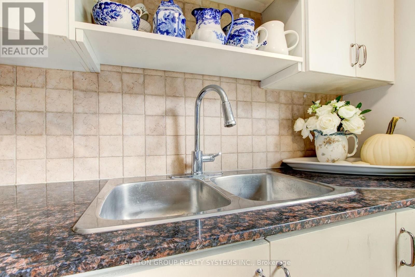 












85 - 119B THE QUEENSWAY

,
Toronto (High Park-Swansea),




Ontario
M6S5B7

