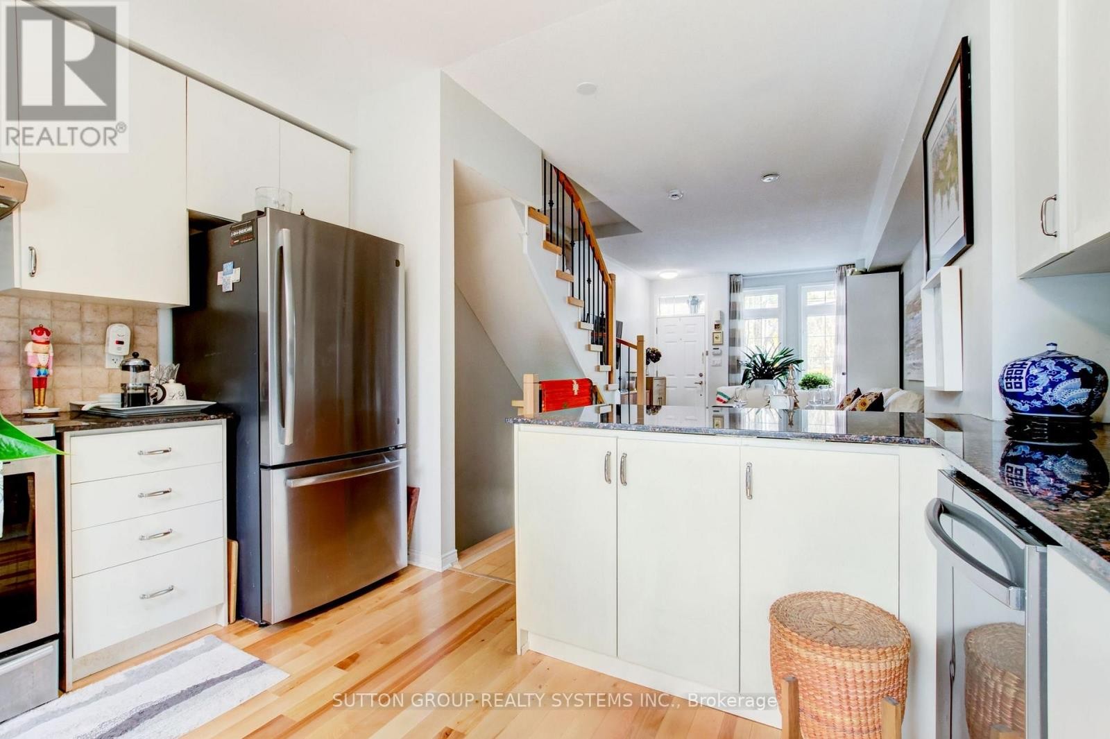 












85 - 119B THE QUEENSWAY

,
Toronto (High Park-Swansea),




Ontario
M6S5B7

