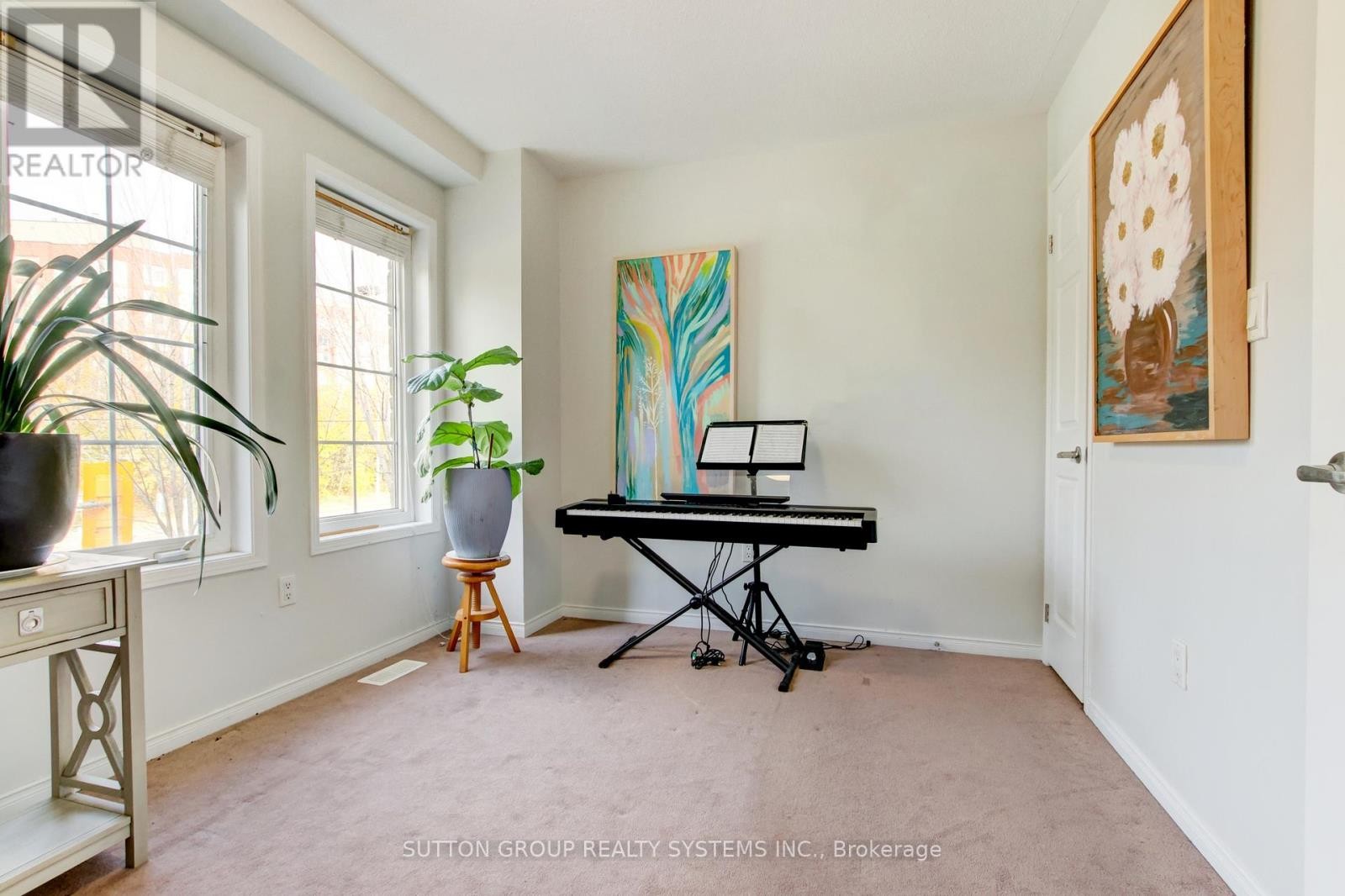 












85 - 119B THE QUEENSWAY

,
Toronto (High Park-Swansea),




Ontario
M6S5B7

