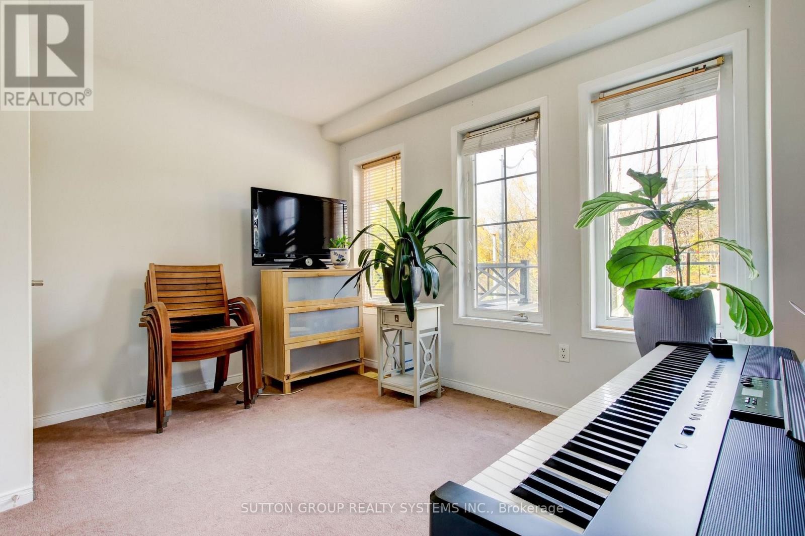 












85 - 119B THE QUEENSWAY

,
Toronto (High Park-Swansea),




Ontario
M6S5B7

