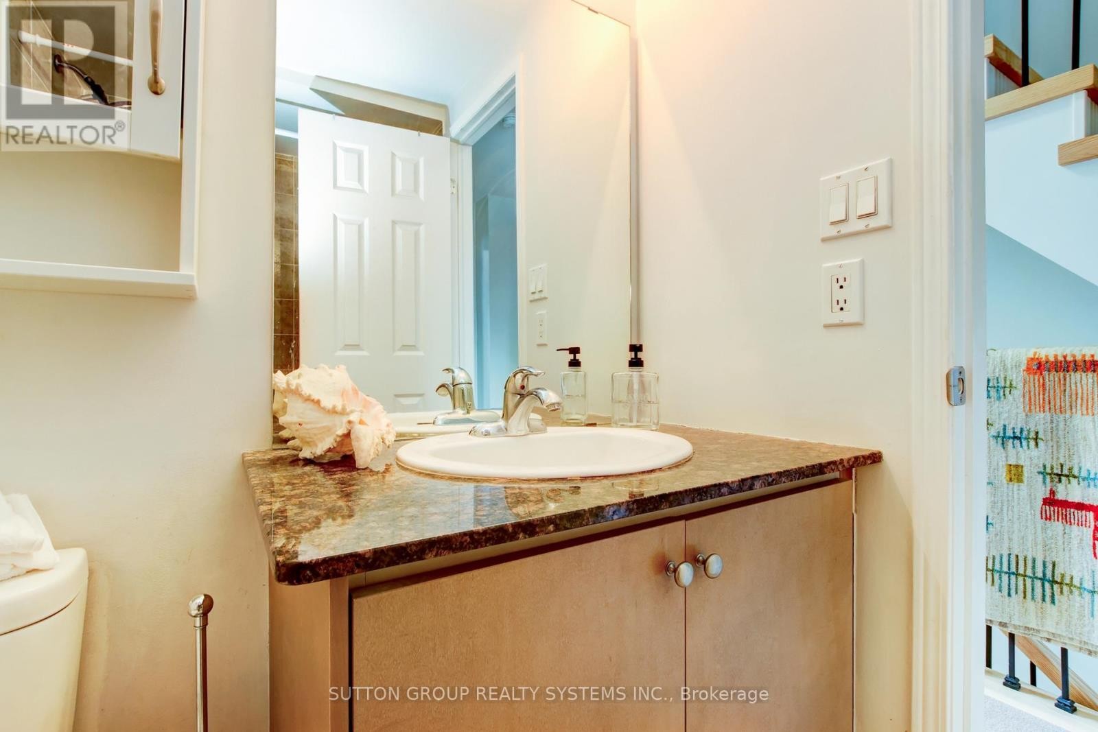 












85 - 119B THE QUEENSWAY

,
Toronto (High Park-Swansea),




Ontario
M6S5B7

