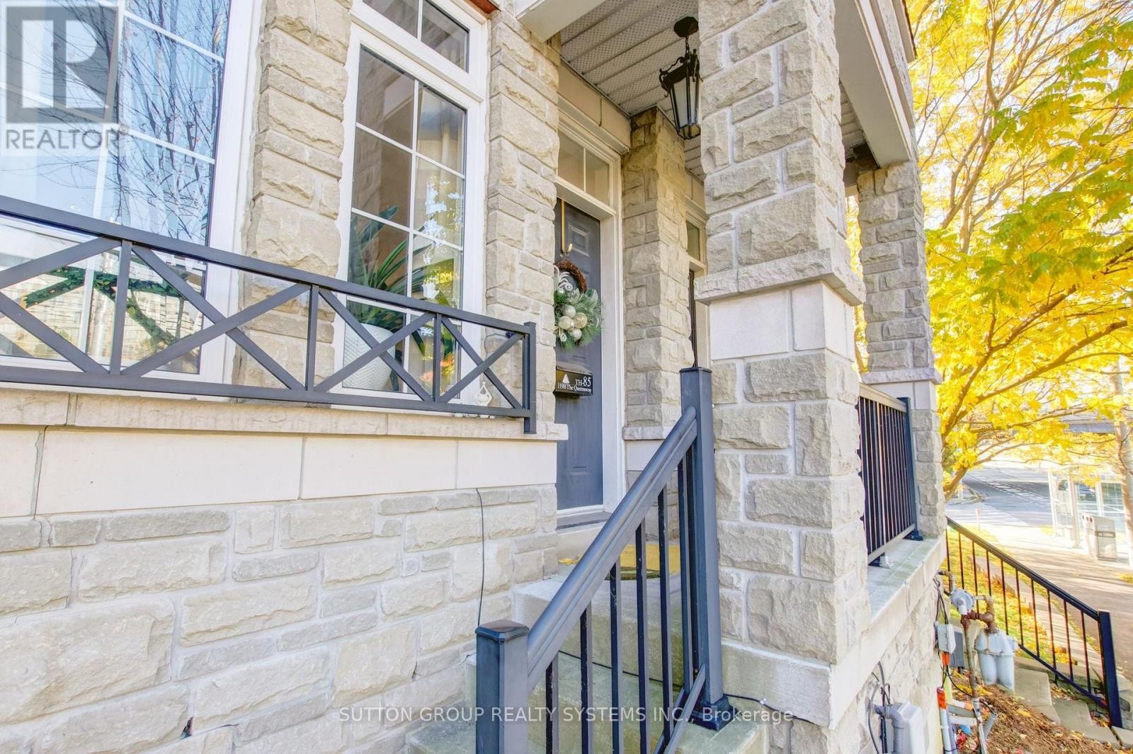 












85 - 119B THE QUEENSWAY

,
Toronto (High Park-Swansea),




Ontario
M6S5B7

