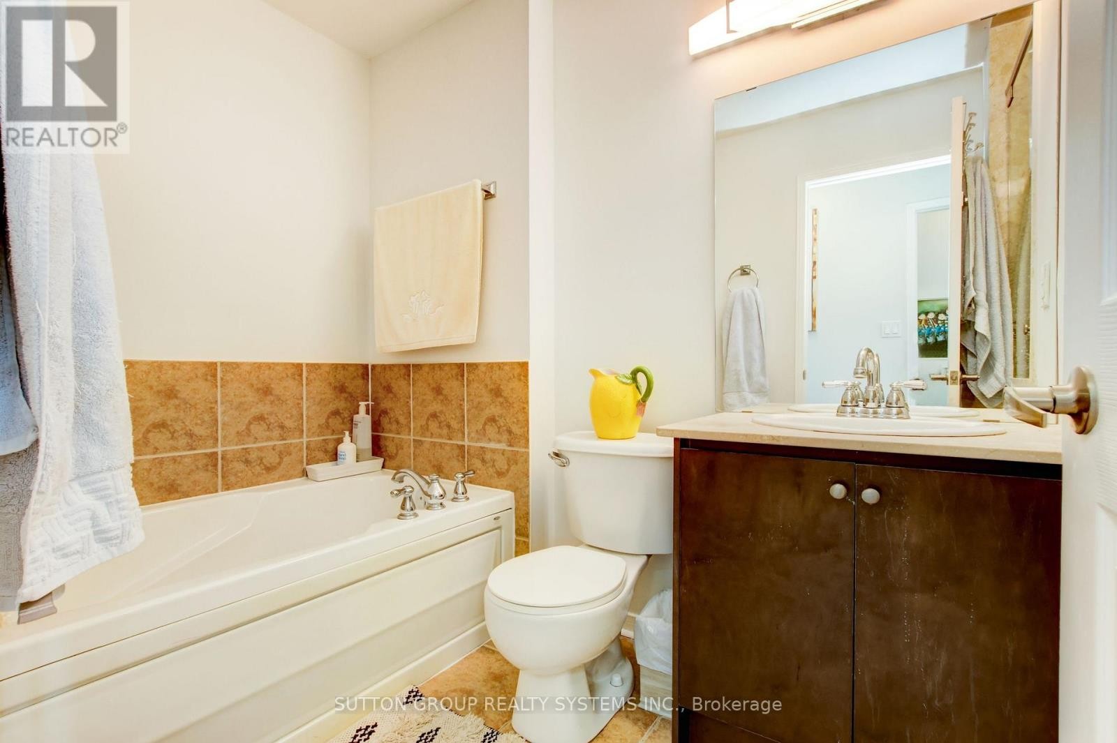 












85 - 119B THE QUEENSWAY

,
Toronto (High Park-Swansea),




Ontario
M6S5B7

