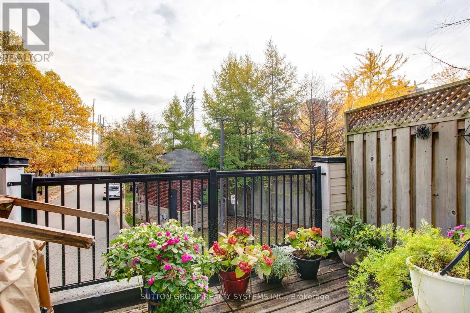 












85 - 119B THE QUEENSWAY

,
Toronto (High Park-Swansea),




Ontario
M6S5B7

