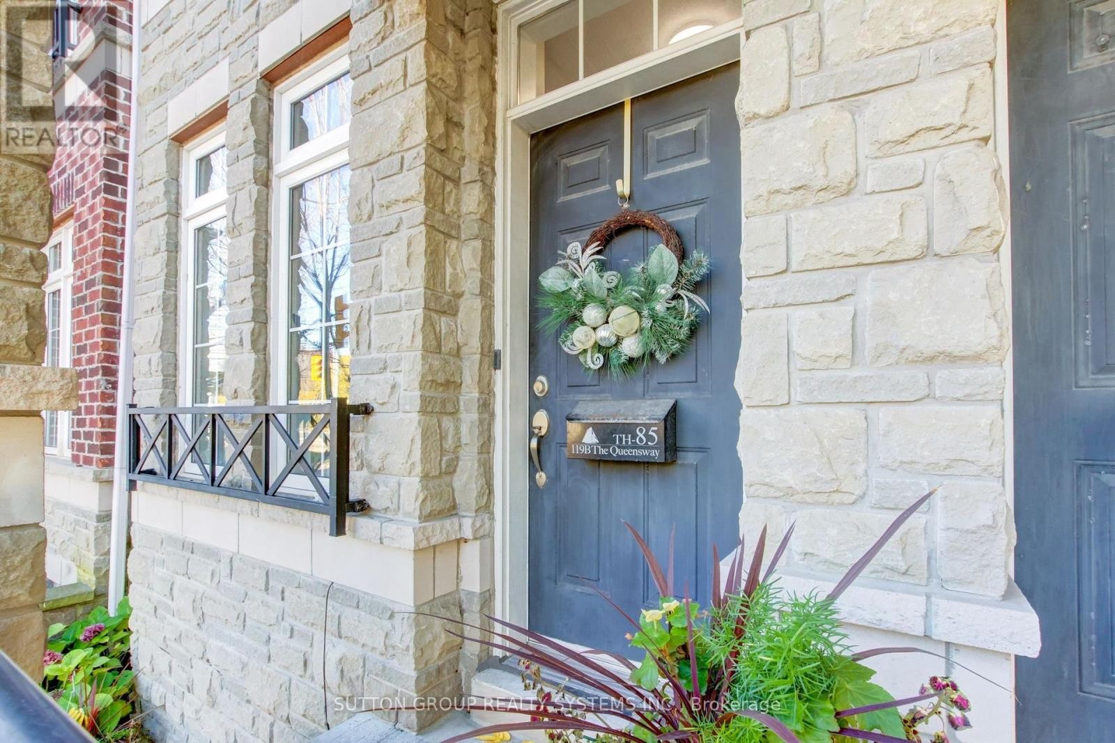 












85 - 119B THE QUEENSWAY

,
Toronto (High Park-Swansea),




Ontario
M6S5B7

