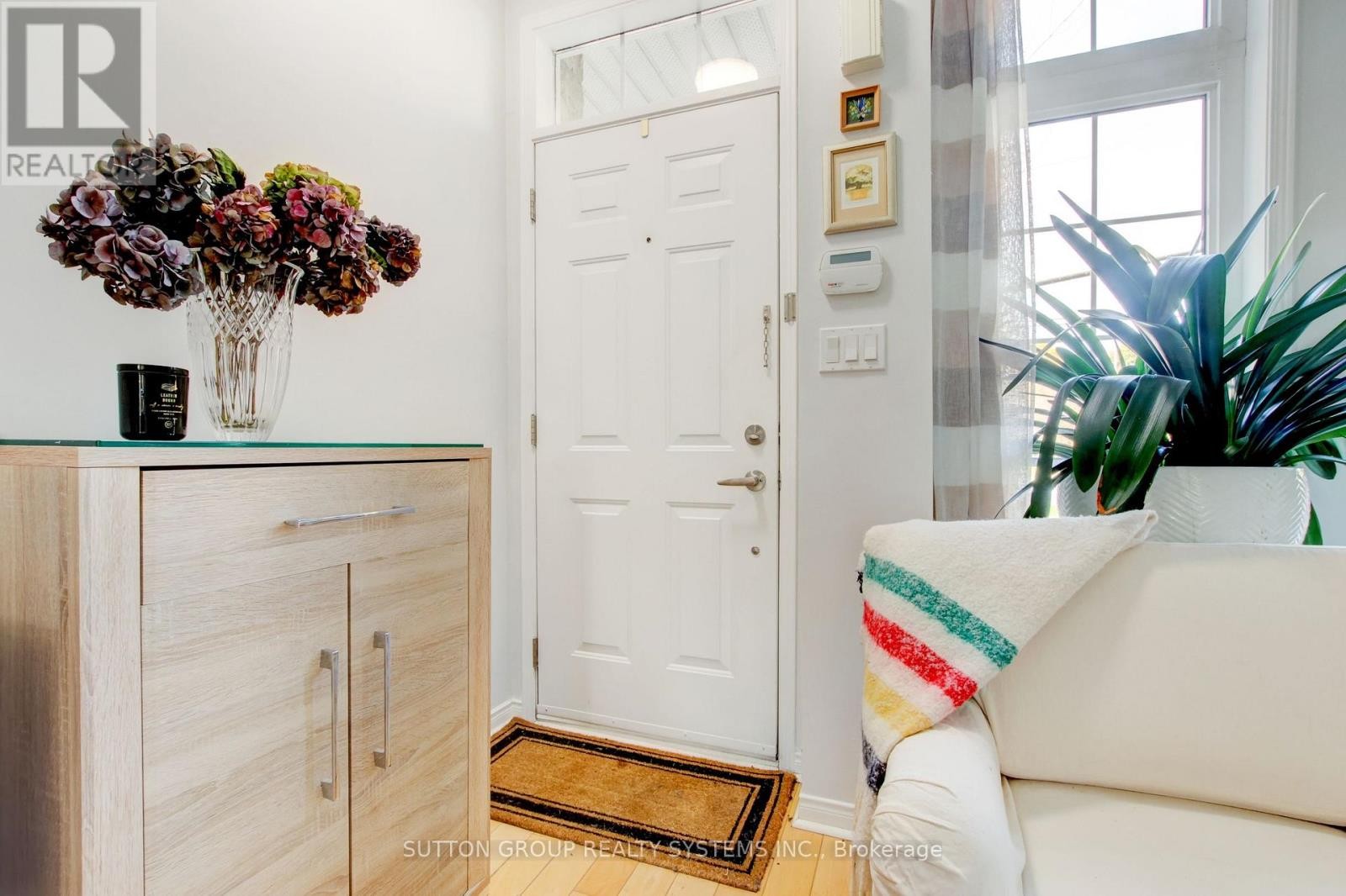 












85 - 119B THE QUEENSWAY

,
Toronto (High Park-Swansea),




Ontario
M6S5B7

