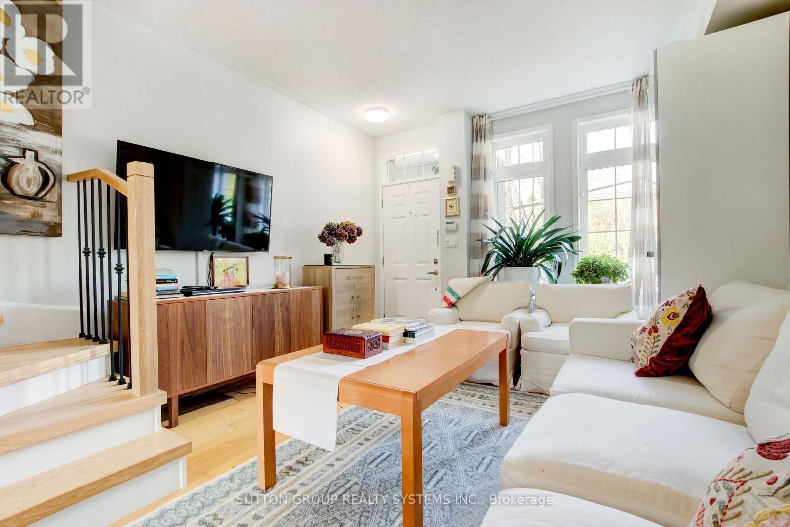 












85 - 119B THE QUEENSWAY

,
Toronto (High Park-Swansea),




Ontario
M6S5B7

