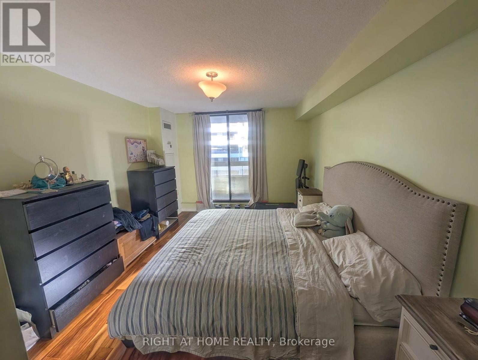 












607 - 80 QUEBEC AVENUE

,
Toronto (High Park North),




Ontario
M6P4B7


