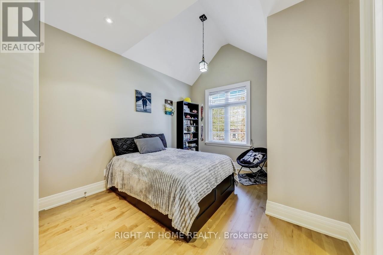 












3 WESTROSE AVENUE

,
Toronto (Kingsway South),




Ontario
M8X1Z9

