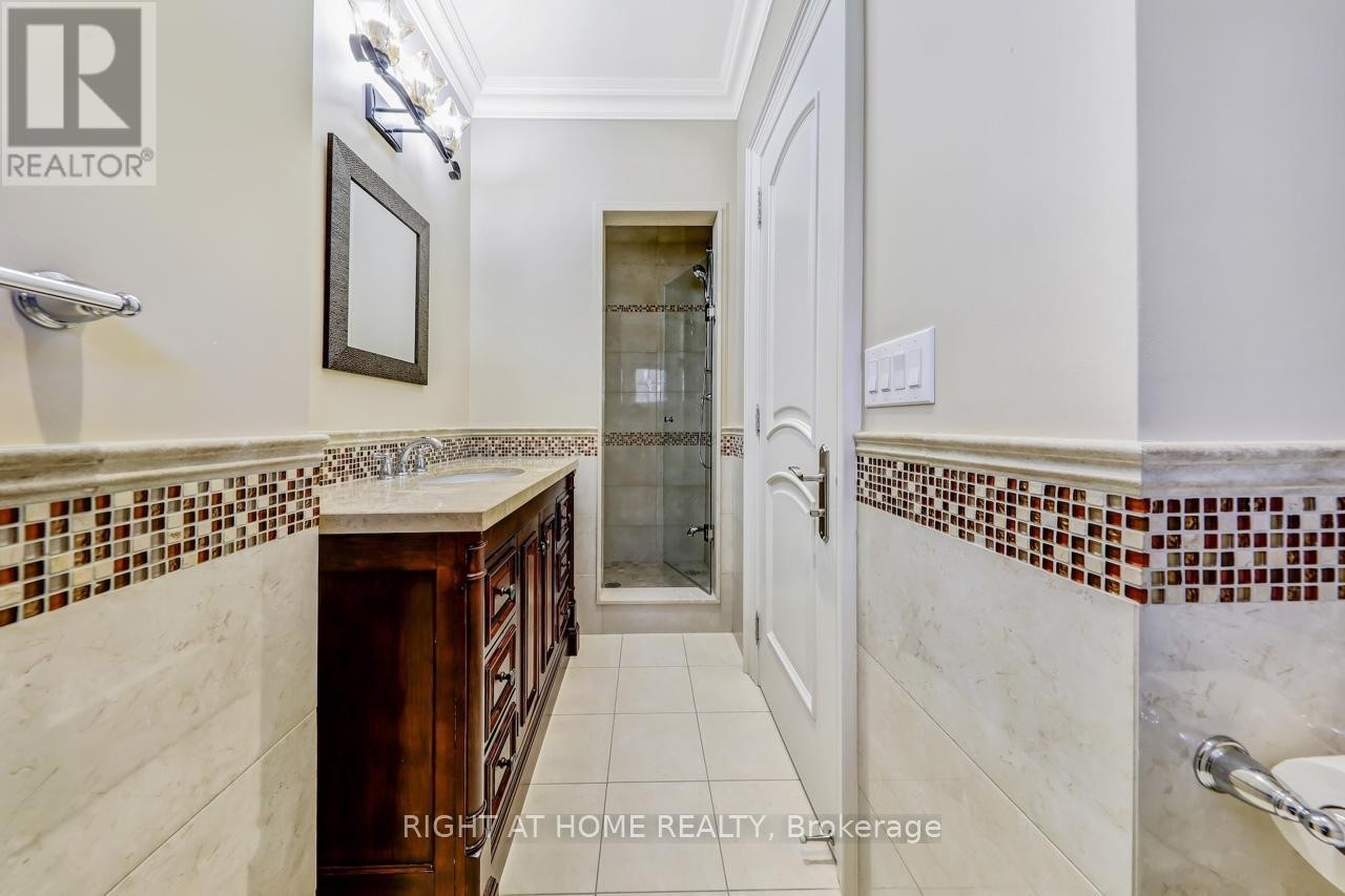 












3 WESTROSE AVENUE

,
Toronto (Kingsway South),




Ontario
M8X1Z9

