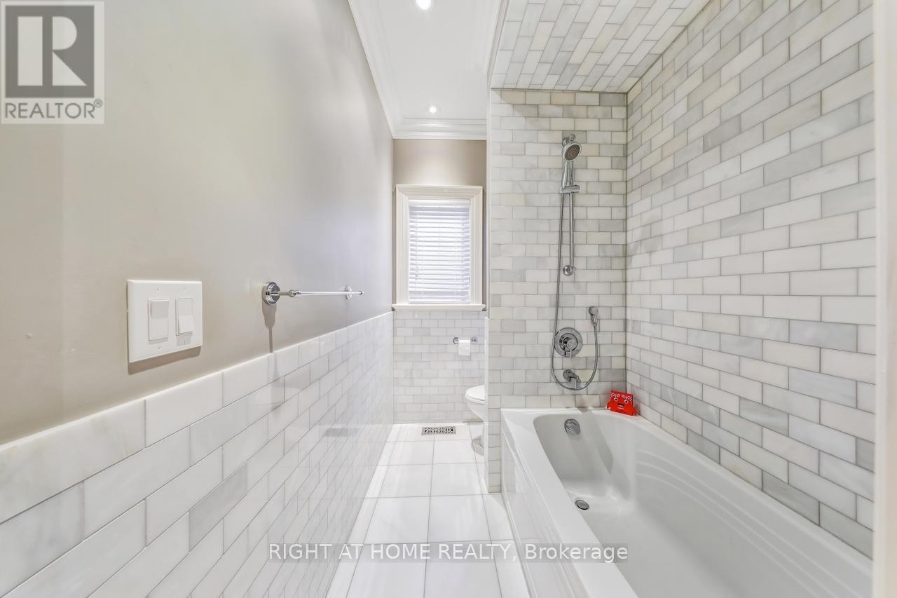 












3 WESTROSE AVENUE

,
Toronto (Kingsway South),




Ontario
M8X1Z9

