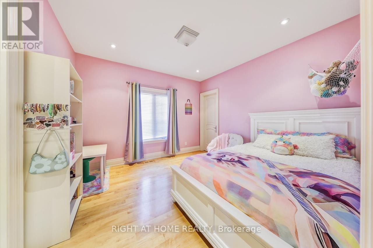 












3 WESTROSE AVENUE

,
Toronto (Kingsway South),




Ontario
M8X1Z9

