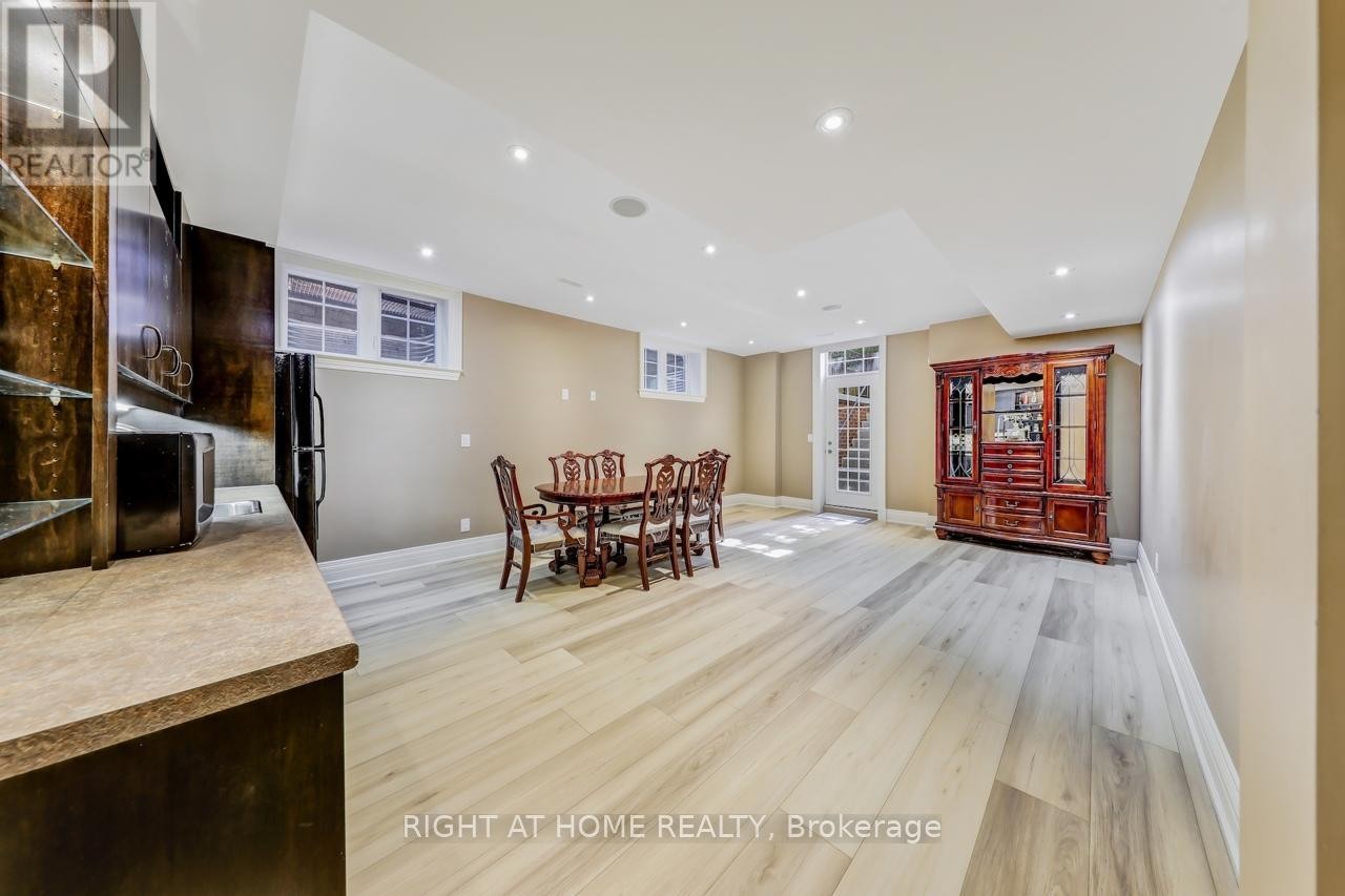 












3 WESTROSE AVENUE

,
Toronto (Kingsway South),




Ontario
M8X1Z9

