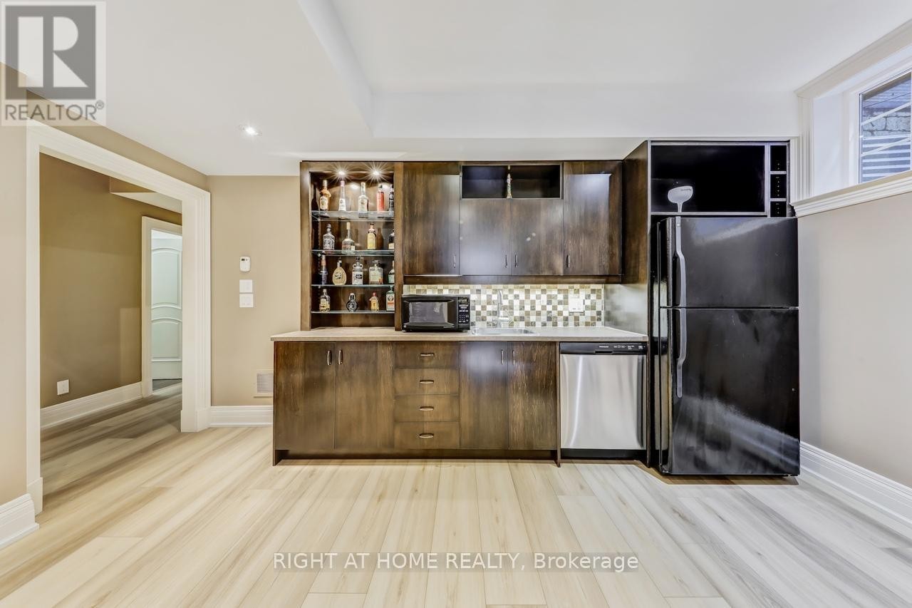 












3 WESTROSE AVENUE

,
Toronto (Kingsway South),




Ontario
M8X1Z9

