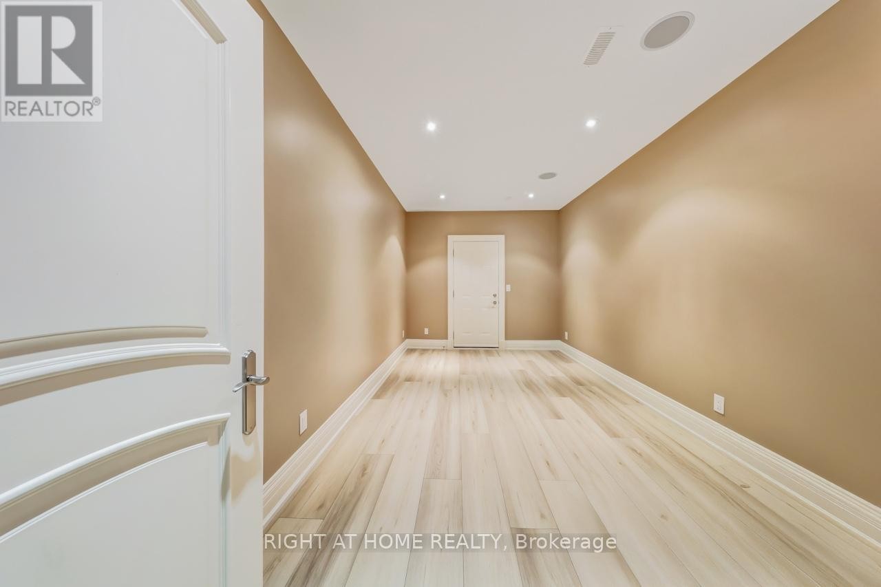 












3 WESTROSE AVENUE

,
Toronto (Kingsway South),




Ontario
M8X1Z9

