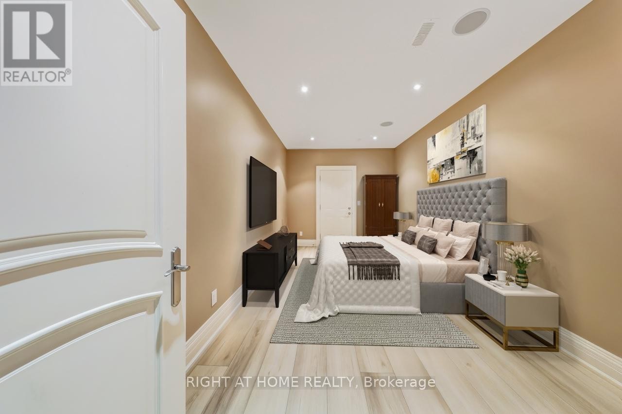 












3 WESTROSE AVENUE

,
Toronto (Kingsway South),




Ontario
M8X1Z9

