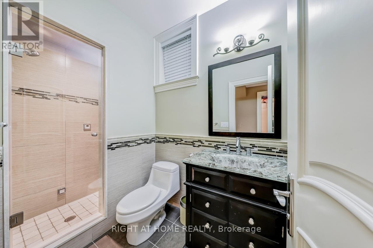 












3 WESTROSE AVENUE

,
Toronto (Kingsway South),




Ontario
M8X1Z9

