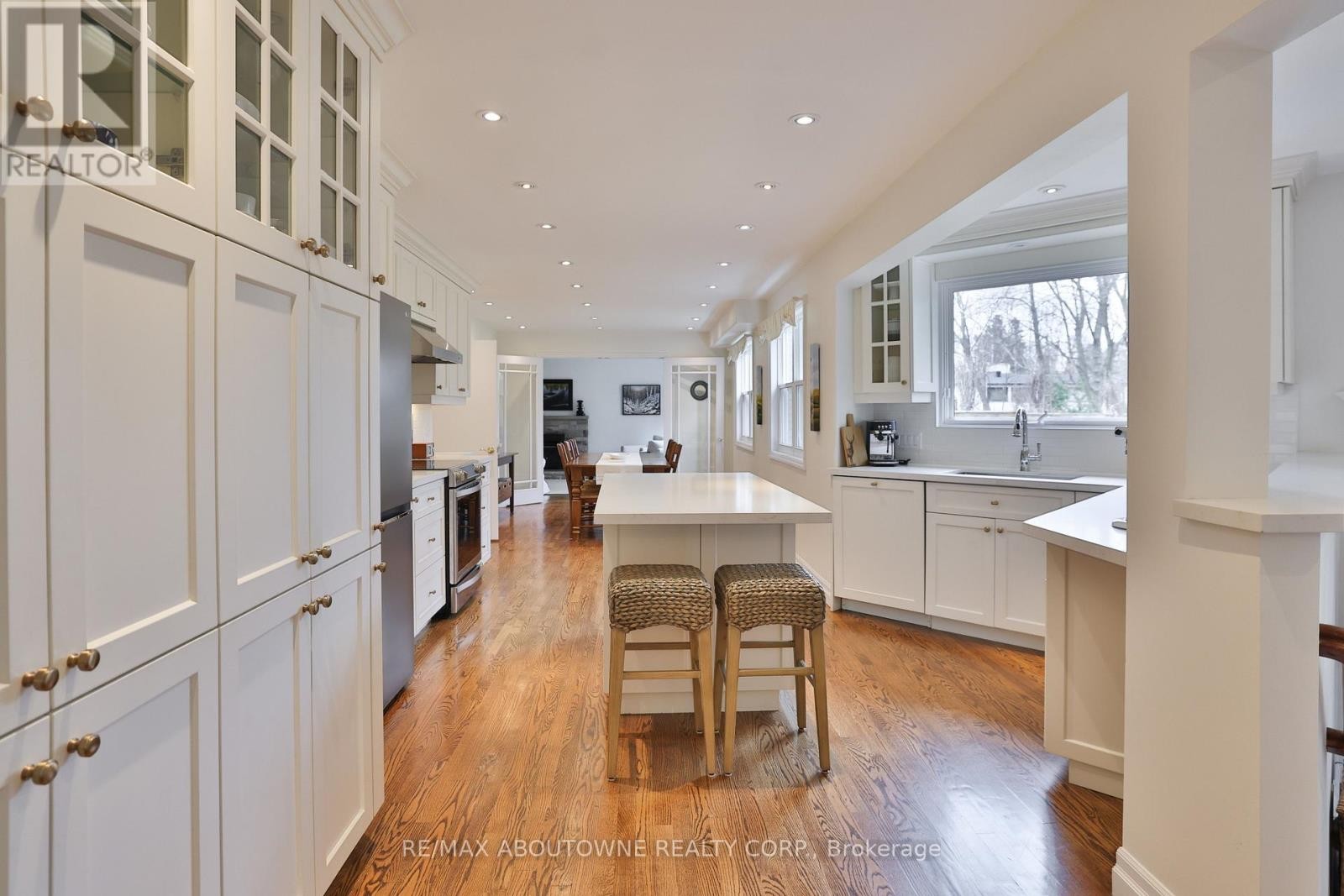 












1268 HILLHURST ROAD

,
Oakville (MO Morrison),




Ontario
L6J1X4

