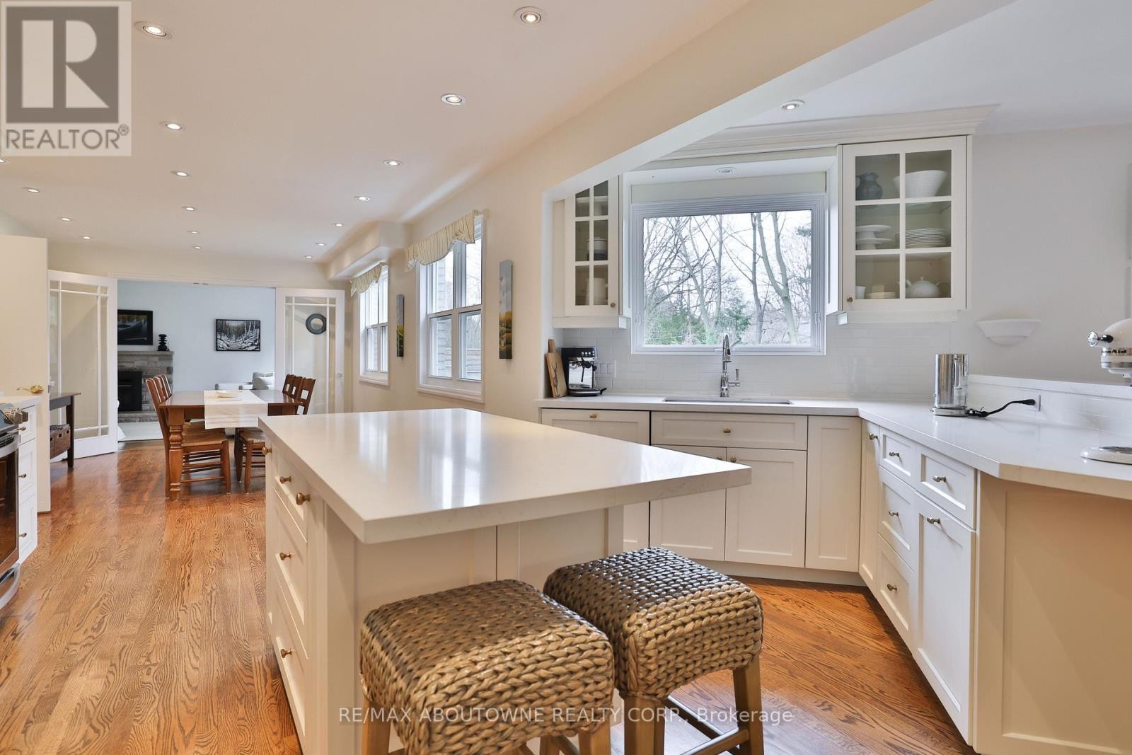 












1268 HILLHURST ROAD

,
Oakville (MO Morrison),




Ontario
L6J1X4

