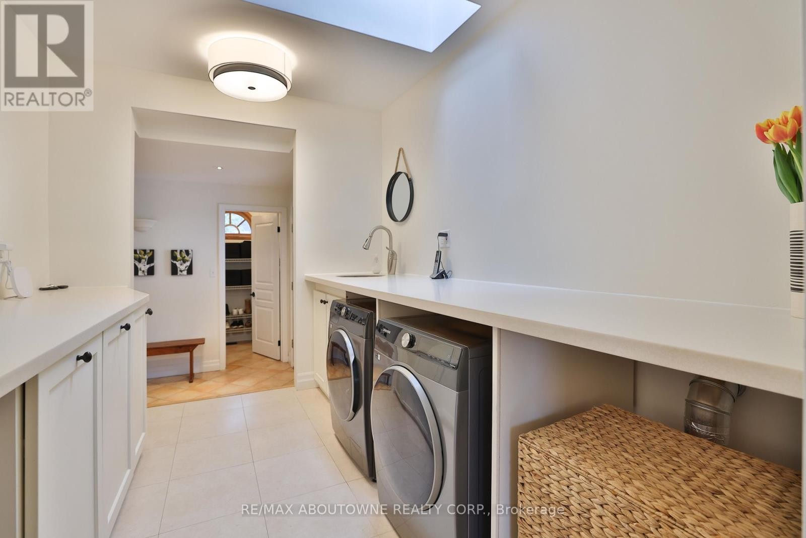 












1268 HILLHURST ROAD

,
Oakville (MO Morrison),




Ontario
L6J1X4

