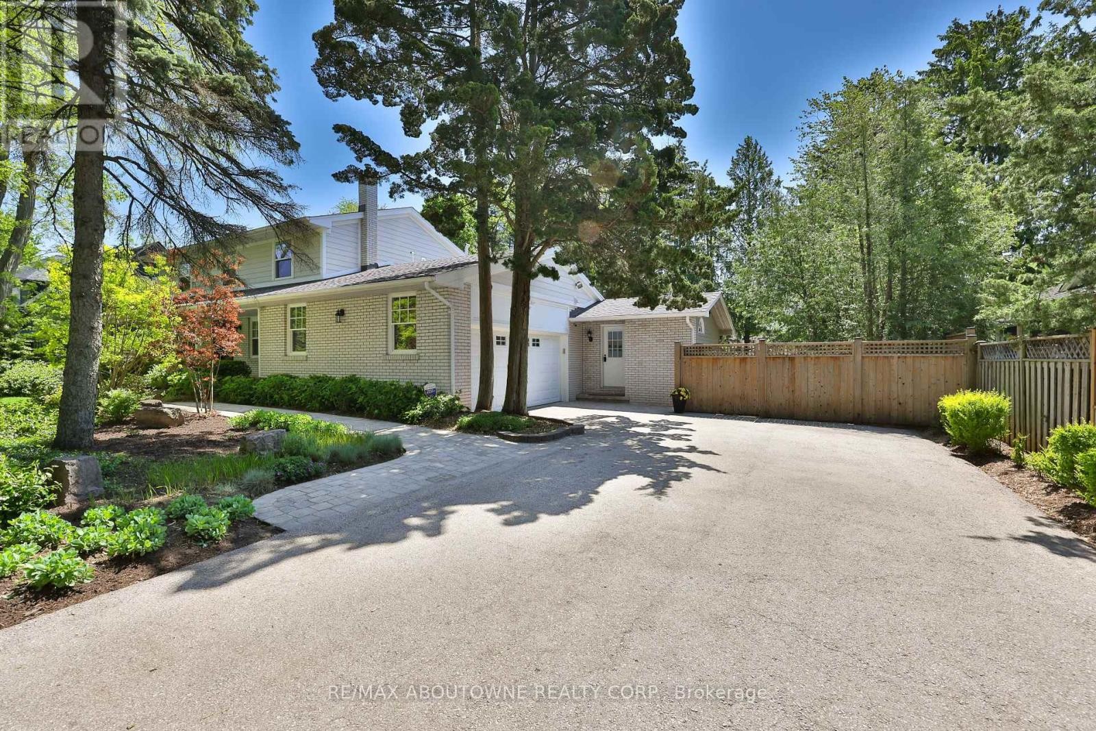 












1268 HILLHURST ROAD

,
Oakville (MO Morrison),




Ontario
L6J1X4

