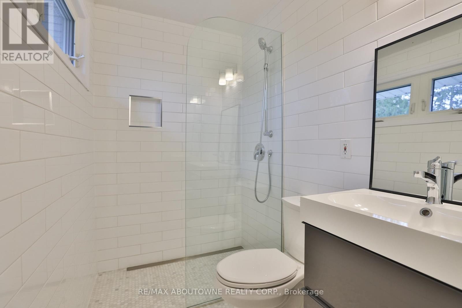 












1268 HILLHURST ROAD

,
Oakville (MO Morrison),




Ontario
L6J1X4

