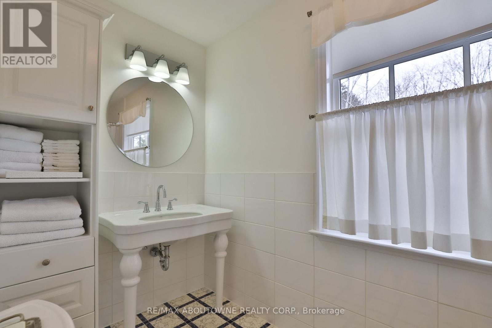 












1268 HILLHURST ROAD

,
Oakville (MO Morrison),




Ontario
L6J1X4

