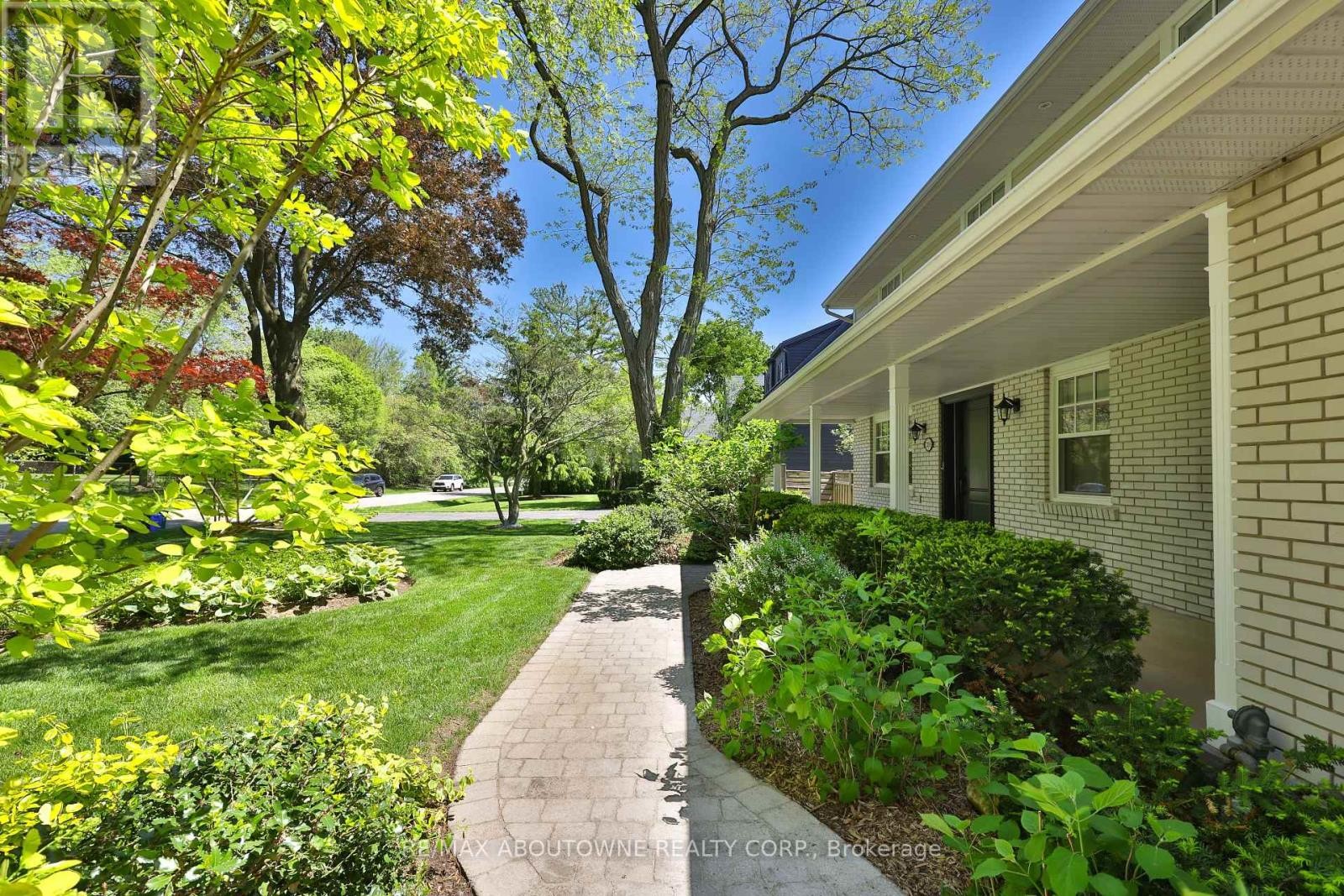 












1268 HILLHURST ROAD

,
Oakville (MO Morrison),




Ontario
L6J1X4


