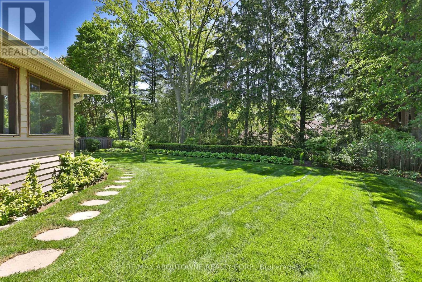 












1268 HILLHURST ROAD

,
Oakville (MO Morrison),




Ontario
L6J1X4

