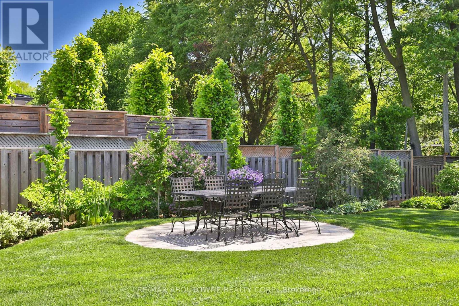 












1268 HILLHURST ROAD

,
Oakville (MO Morrison),




Ontario
L6J1X4

