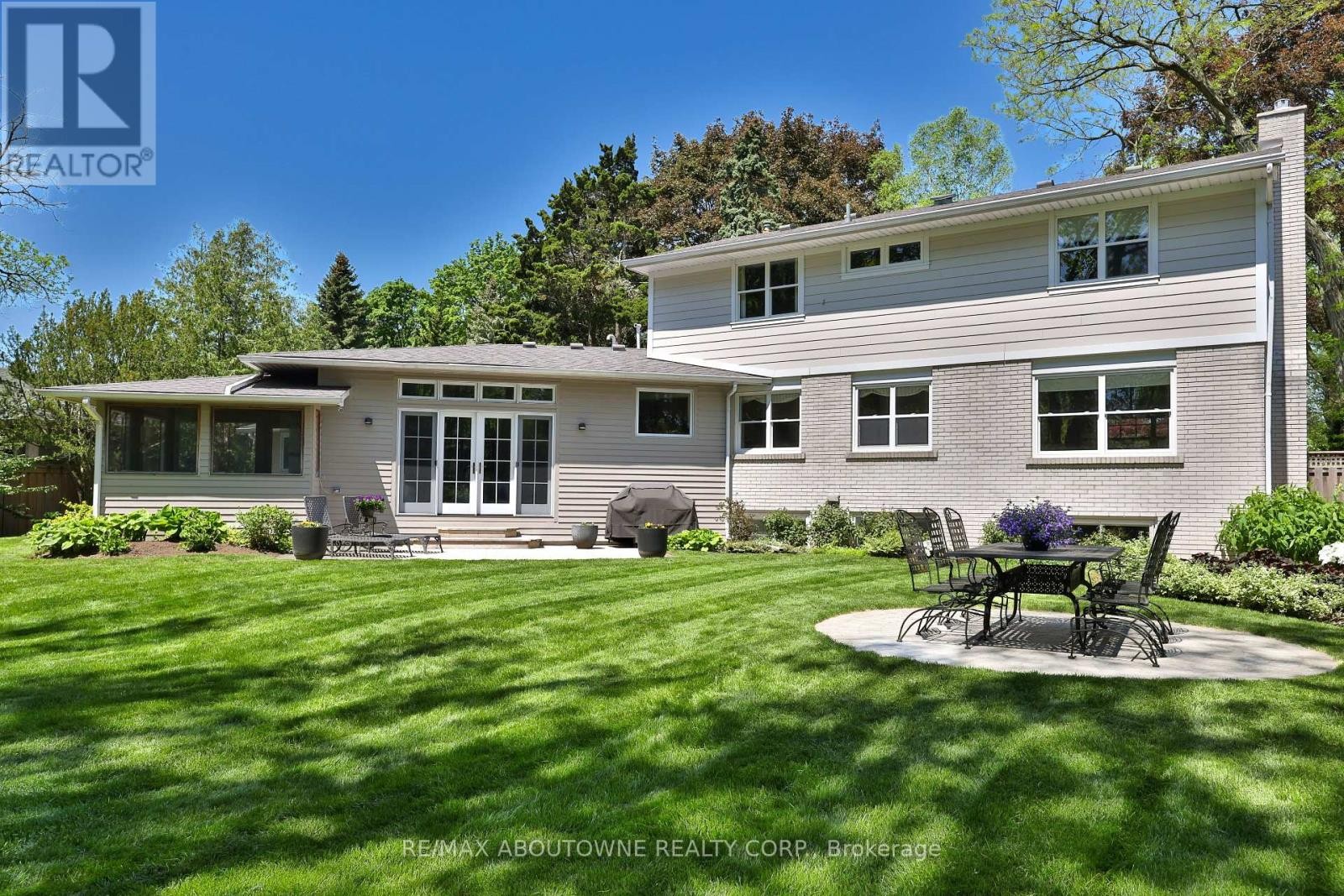 












1268 HILLHURST ROAD

,
Oakville (MO Morrison),




Ontario
L6J1X4

