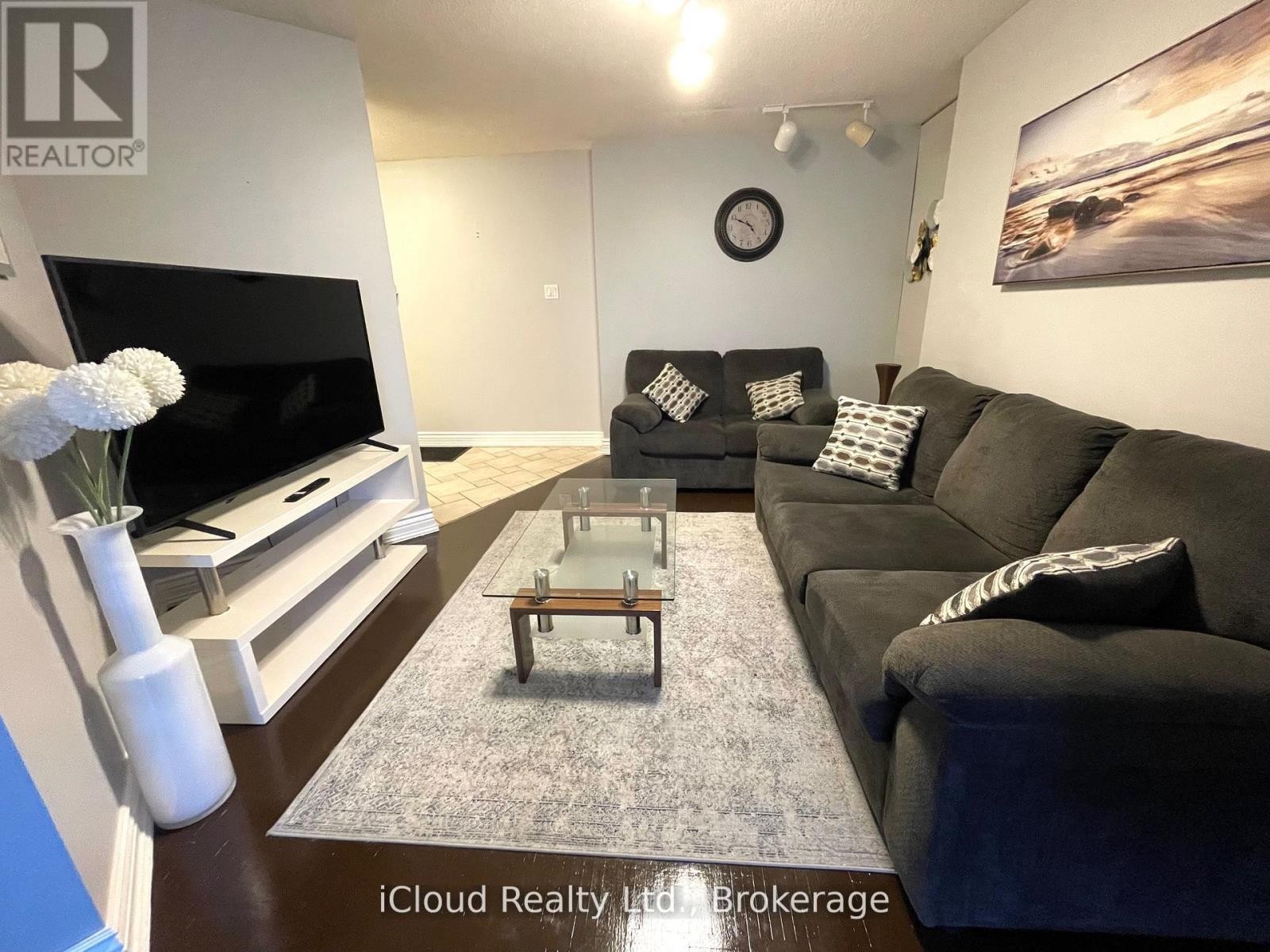 












3208 - 3650 KANEFF CRESCENT

,
Mississauga (Mississauga Valleys),




Ontario
L5A4A1

