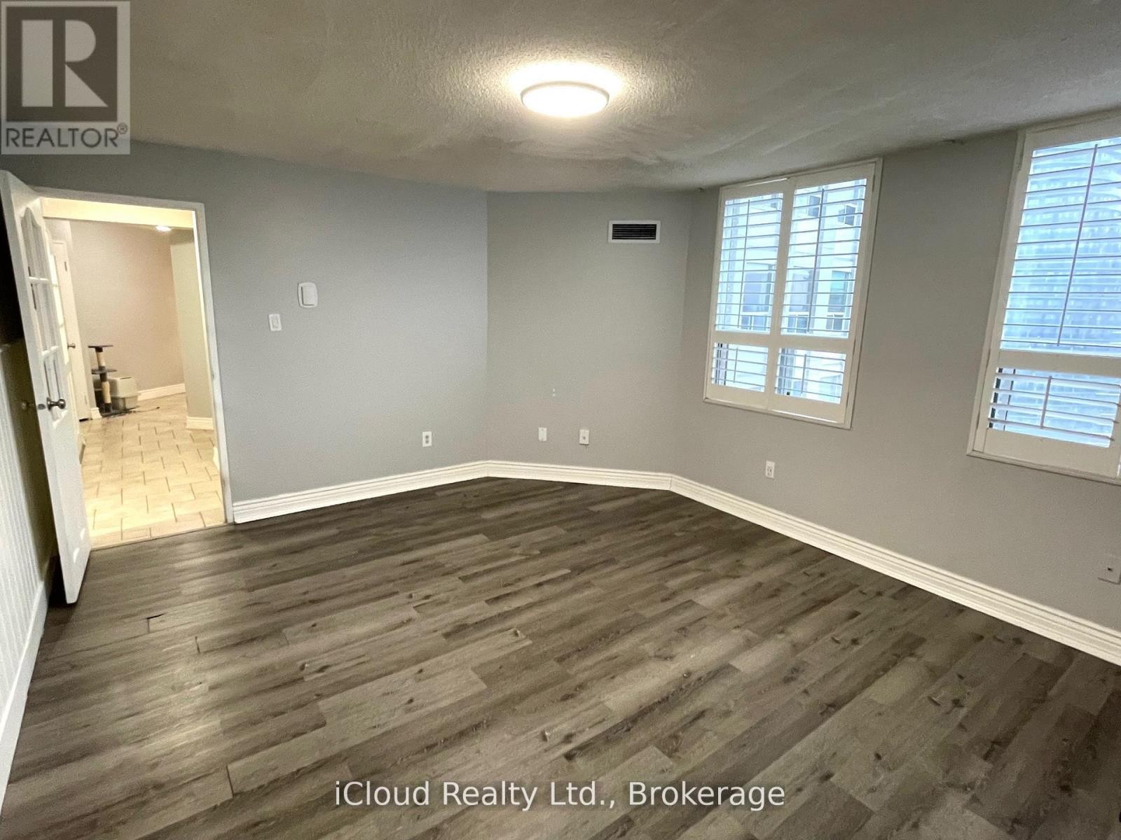 












3208 - 3650 KANEFF CRESCENT

,
Mississauga (Mississauga Valleys),




Ontario
L5A4A1

