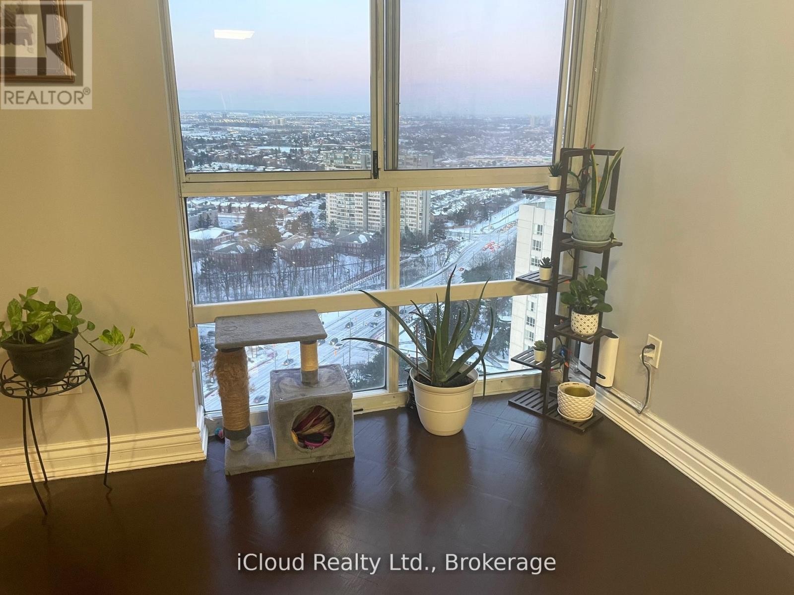 












3208 - 3650 KANEFF CRESCENT

,
Mississauga (Mississauga Valleys),




Ontario
L5A4A1

